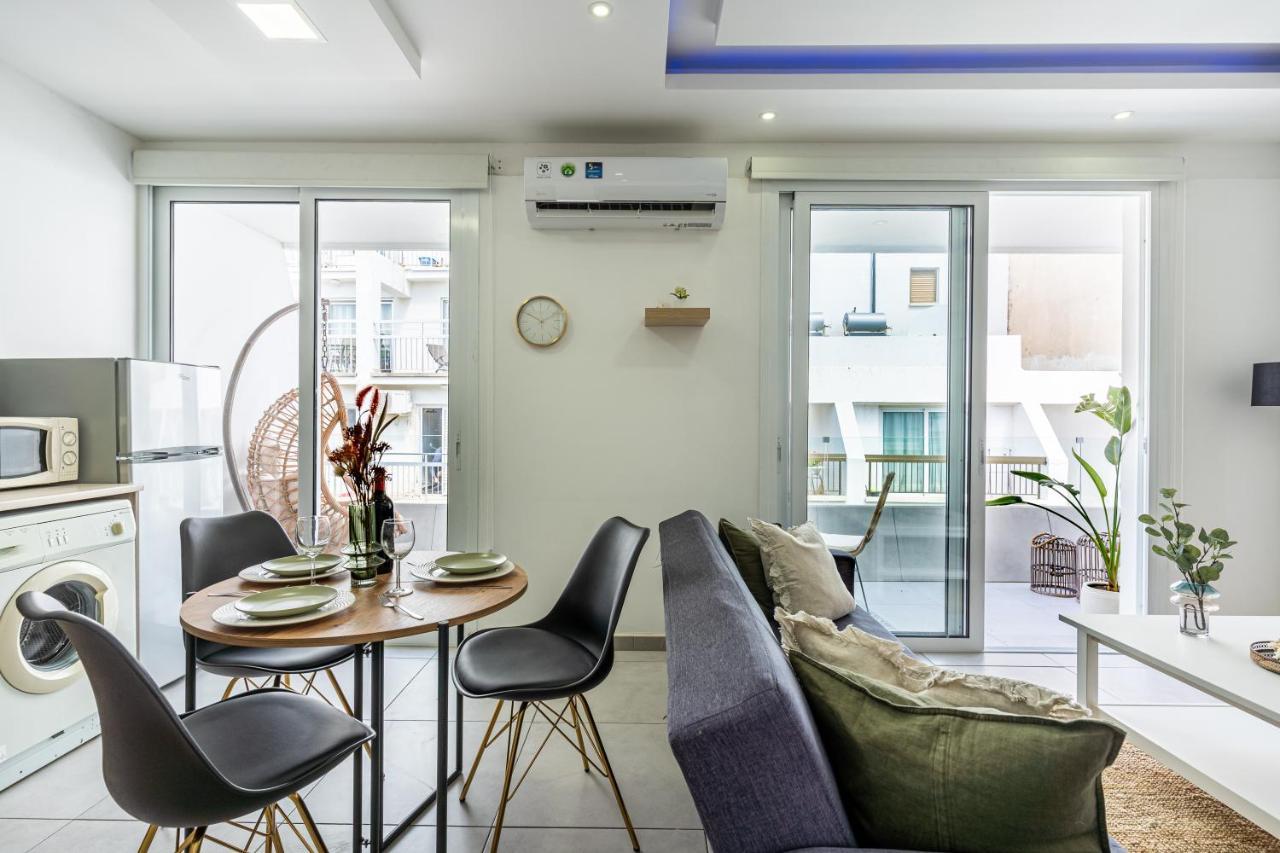 Beach Daze 1-Br Apt By Finikoudes Beach Lárnaka Kültér fotó