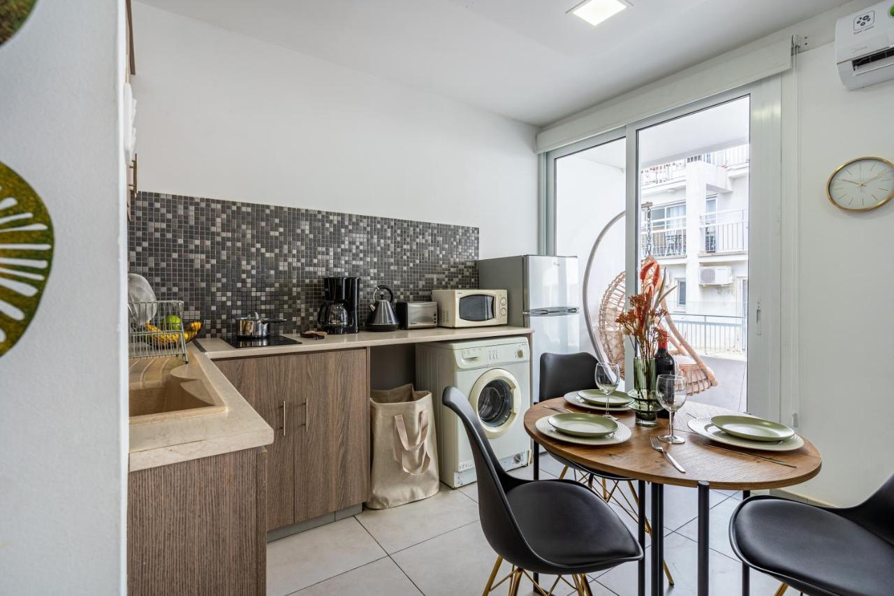 Beach Daze 1-Br Apt By Finikoudes Beach Lárnaka Kültér fotó